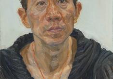 戴红绳的男子